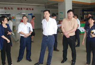 2013年5月6日，广东省林业厅副厅长孟帆（右三）率领督查组到我院督查人感染H7N9禽流感疫情防控工作