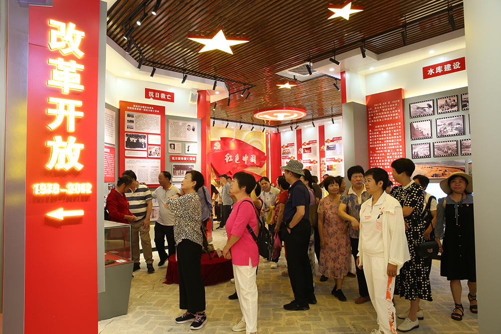 退休职工参观1000.jpg