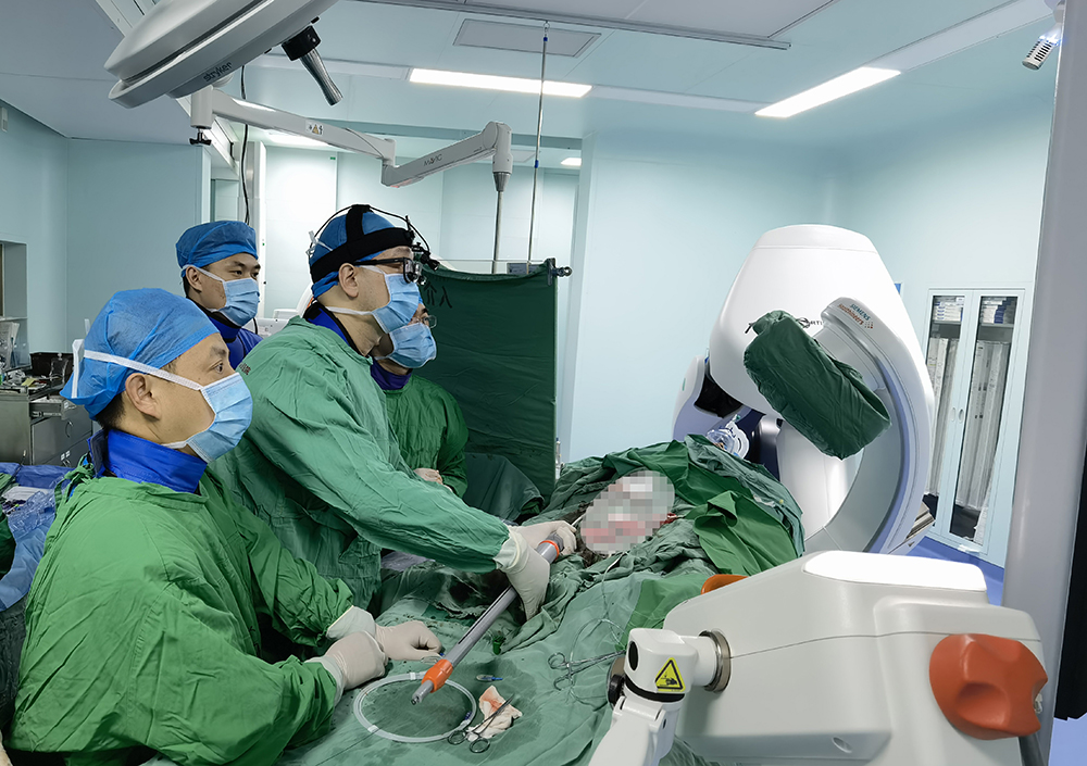 3曹勇博士在复合手术室内利用国产原创支架为B型主动脉夹层患者重建全降主动脉.jpg