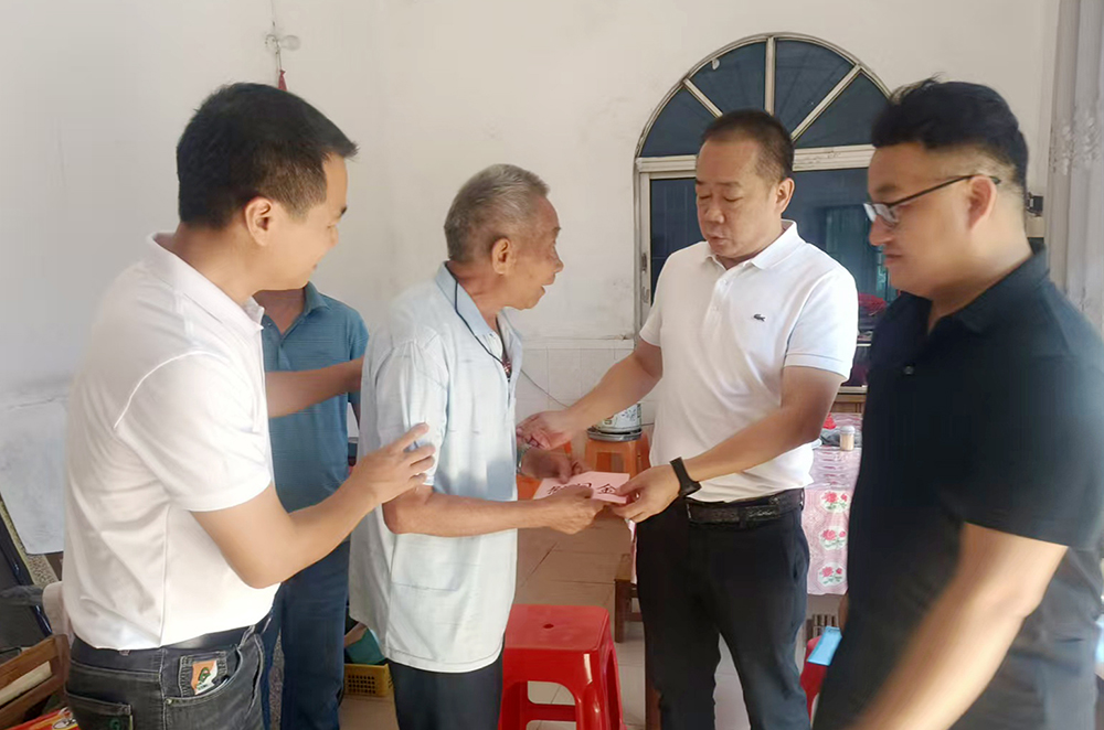 高州市人民医院党委书记车斯尧（右二）深入平垌村调研并慰问困难党员1000.jpg