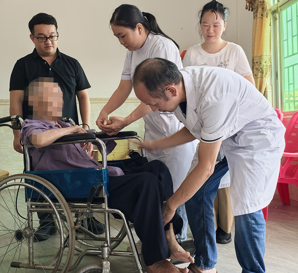 凌主任帮忙脑卒中患者检查1000.jpg